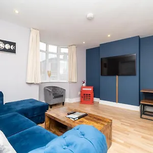 Spacious 2 Bed Southville Flat Near Harbourside Bristol