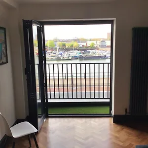 Duplex Harbourside Centre With Free Parking Bristol